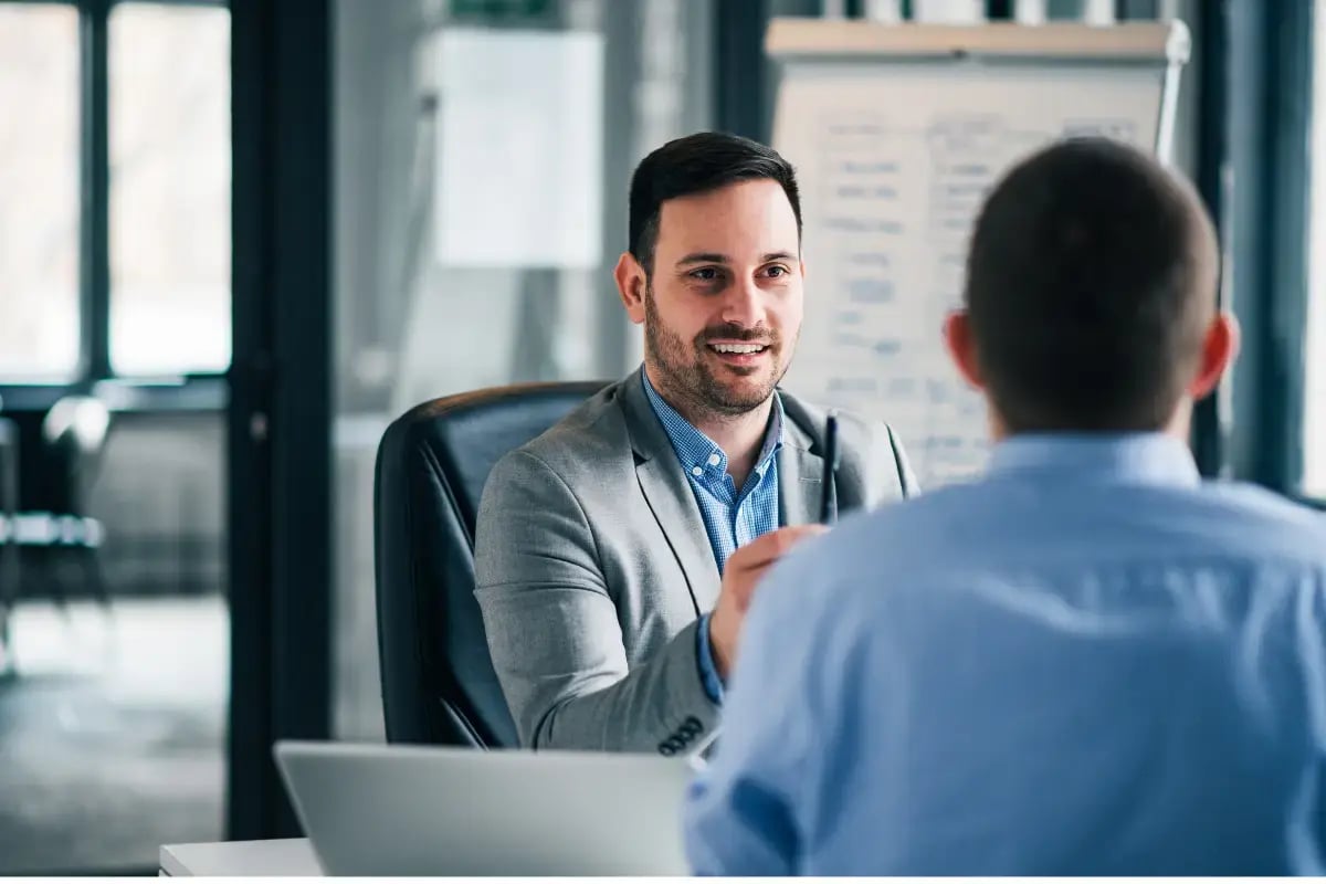 employer explaining what constitutes a qualifying life event for insurance to an employee