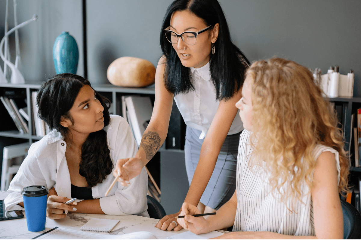 Manager coaching two employees and applying effective leadership strategies in the workplace