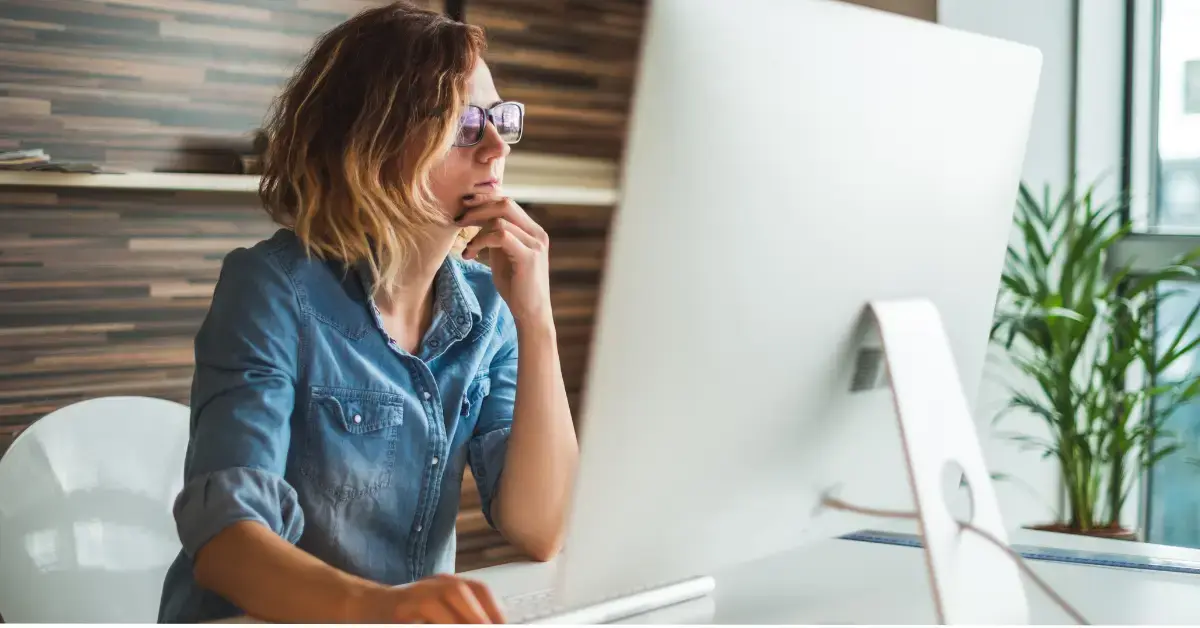 Business owner researching PEO reviews for employee satisfaction on a computer
